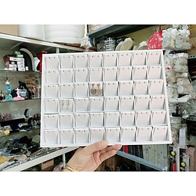 Mua Khay trưng bày hoa tai da