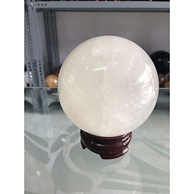 Quả cầu phong thủy đá Thạch Anh trắng 2A - 1,1kg - 9cm - Hợp Mệnh : Thủy, Kim Trọng Lượng: 1,1KG Đường Kín : 9CM Ý Nghĩa : Là biểu tượng của thành công, chiêu tài hóa sát, mang lại vận may, công việc thuận lợi, suôn sẻ Sản phẩm sang trọng, phù hợp để trang trí tại bàn làm việc, phòng khách... và làm quà tặng