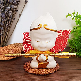 Tượng Chibi Mỹ Hầu Vương 11.5cm bằng gốm trắng (kèm gậy Như Ý + áo choàng + đế tre) - mẫu chấp tay