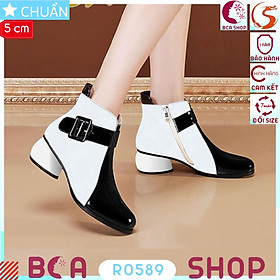 Bốt nữ cổ thấp 5p RO589 ROSATA tại BCASHOP sành điệu với cách phối màu trắng và đen, mặt giày nhám và bóng độc đáo