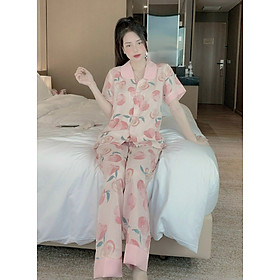 Bộ Pijama Nữ Mặc Ở Nhà chất lụa mịn mát, ít nhăn. Hoa văn và màu sắc trẻ trung, sang trọng. Mặc ở nhà hoặc đi dạo đều xinh. Size free dưới 60kg