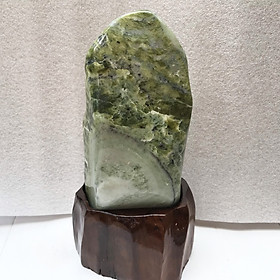 Cây đá để bàn ngọc tự nhiên màu xanh cao 38 cm nặng 13 kg bóng cho người mệnh Hỏa và Mộc