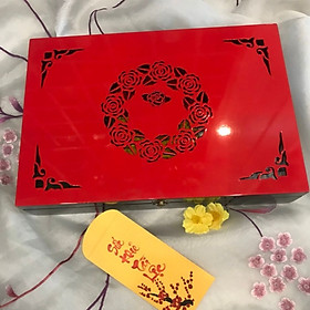 Mua KHAY - HỘP ĐỰNG BÁNH MỨT SƠN MÀI CAO CẤP 6 ngăn khắc hoa hồng nền đỏ tươi. Sale 10%  Hộp mứt tết sơn mài cao cấp  ý nghĩa  sang trọng dịp tết 2022. Khay mứt tết truyền thống người Việt