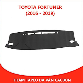 Thảm taplo ô tô Fortuner (2016 - 2019) loại da vân cacbon chống nắng, chống nứt vỡ taplo, thảm taplo Toyota Fortuner