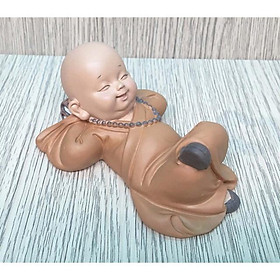 Chú tiểu nằm thư giãn