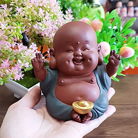 Tượng chú tiểu yêu đời bằng gốm tử sa