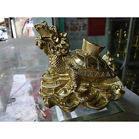 Long Quy ngồi trên tiền cõng vàng nhỏ bằng đồng