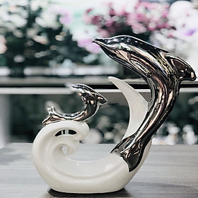 Tượng cá heo màu bạc