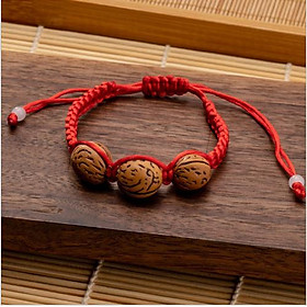 Vòng chỉ đỏ Tây Tạng may mắn gắn 5 hạt đào (CD42)