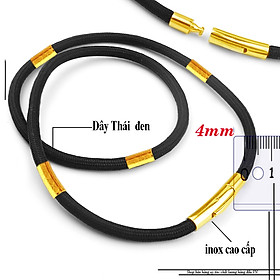 Dây chuyền dù thái 4ly màu đen bọc khoen chạm họa tiết sọc xéo đem lại vẻ đẹp đẳng cấp, phong độ cho người đeo