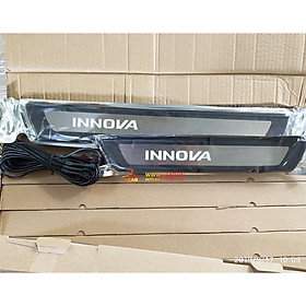 Ốp bậc chân ngoài xe Toyota Innova 2016 - 2022 nhựa có đèn LED