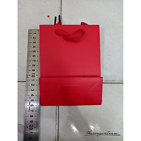Túi giấy màu đỏ quai vải