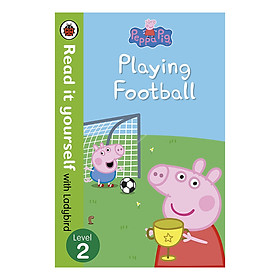 Peppa Pig: Playing Football - Read It Yourself with Ladybird Level 2 - Read It Yourself (Paperback)