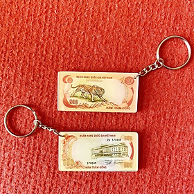 Móc khóa treo balo bằng mica hình tờ 500 đồng con cọp 1972