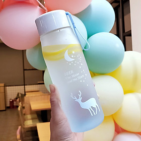Bình Nước Nhựa Nắp Vặn Dây Treo Họa Tiết Hươu Và Trăng Sao Tiện Dụng Phù Hợp Với Mọi Lứa Tuổi 560ml