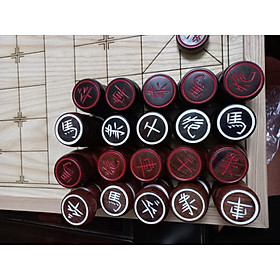 Bàn cờ tướng có cả quân gỗ trắc