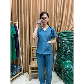 Bộ Scrubs bác sĩ NAM cao cấp 3 túi MÀU LÔNG CÔNG 182 - Quần áo Blu cổ tim cho bác sĩ, hộ lý, điều dưỡng