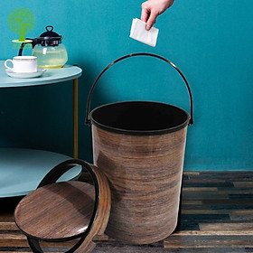 Mua THÙNG RÁC TRÒN VÂN GỖ NẮP LẬT TỰ THĂNG BẰNG PHONG CÁCH NHẬT BẢN ( TẶNG GIỎ DÁN TƯỜNG)