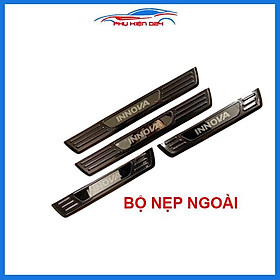 Bộ nẹp bước chân trong ngoài vân cacbon xe innova 2017-2018-2019-2020 chống trầy làm đẹp ô tô