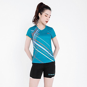 Nữ VĐV bóng bàn bỡ ngỡ vì trang phục gợi cảm