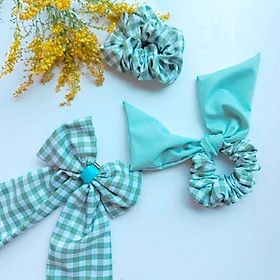 SET 3 món Scrunchies gồm : Kẹp nơ bản to, dây cột tóc nơ, dây cột tóc basic - ba kiểu dáng phù hợp với nhiều trang phục khác nhau - họa tiết caro xanh