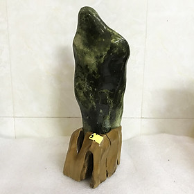 Cây đá phong thủy để bàn 100% đá tự nhiên cao 25 cm, nặng 2 kg cả chân đế gỗ màu xanh lá mạ đậm nguồn gốc Việt Nam
