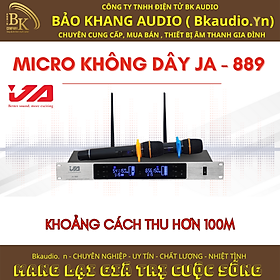 Mua Micro không dây JA-889. Mic hút âm tốt   hai tầng số UHF riêng biệt chống tạp âm kết hợp công nghệ chống hú giúp người hát không cảm thấy mệt trong quá trình karaoke. Khoảng cách từ máy đến mic lên hơn 100m  vì vậy có thể dùng trong mọi không gian.