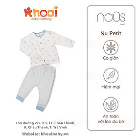 Bộ cài thẳng dài Nous petit xanh nhạt có họa tiết - Chất liệu Nu Petit 95% cotton thiên nhiên