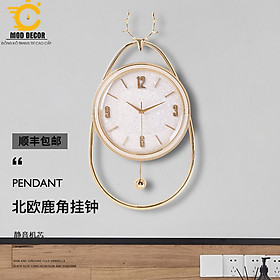 Đồng hồ treo tường trang trí cao cấp hươu tài lộc, có quả lắc tròn 373 mặt trắng size 35*57cm