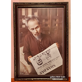 Ảnh gốc in dầu bác Hồ ngồi đọc báo