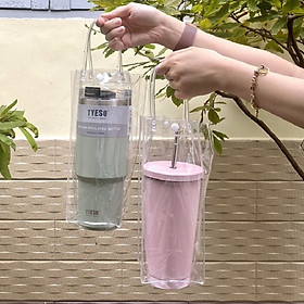 Túi nhựa trong suốt đựng ly bình nước có quai xách tiện lợi.