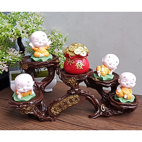 Bộ 04 tượng chú tiểu ngồi lá sen kèm túi vàng đỏ chữ PHÁT và chân đế ngang 5 ánh vàng