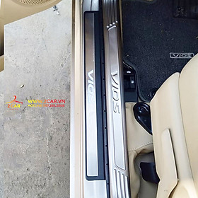 Ốp Bậc cửa, nẹp bước Chân ngoài Xe Vios 2019- 2020 2021 2022, loại nhựa có đèn led