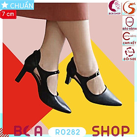 Giày cao gót nữ màu đen 7p RO282 ROSATA tại BCASHOP quai gài trước độc đáo, lại rất rôn dáng và thanh lịch