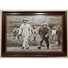 Mua Ảnh gốc in dầu Chủ tịch HỒ CHÍ MINH và Đại tướng VÕ NGUYÊN GIÁP thăm đơn vị bộ đội 1957
