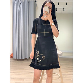 Đầm Cổ Tròn Thêu Hoa Diễu Chỉ Chân Chữ A Xếp Nếp Đầm Ngắn Vừa Trên Gối Màu Đen V010 Kết Hợp Vải Trượt Hàn Quốc Và Ren Đầm Công Sở Dự tiệc Cao Cấp