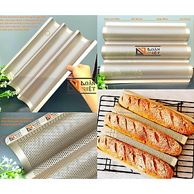 Khay Bánh MÌ màu VÀNG ĐỒNG SIÊU ĐẸP CAO CẤP. Khuôn Bánh mì Pháp Baguette Thép Carbon CHỐNG DÍNH, nặng dày cầm chắc tay, dạng chảo mâm lớn 3 Sóng. có nhiều lổ nhỏ thoáng khí. Dụng cụ làm bánh Mì nướng Không dính phù hợp lò nướng GIA ĐÌNH