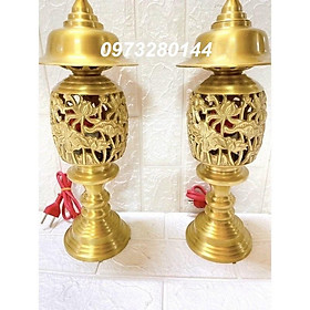 Đôi đèn thờ họa tiết hoa sen màu vàng đậm bằng đồng cao 38cm