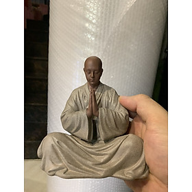 Thiền sư ngồi thiền - tăng nhân ngồi chắp tay nhựa composite sơn giả gốm