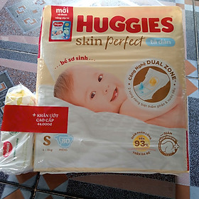 Sỉ-Tặng khăn ướt- Tã dán Huggies S80 Skin perfect - Nâng cấp từ tràm trà tự nhiên ngừa hăm - Cho bé từ 4-8kg - Tã dán trẻ em Huggies