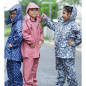 Quần  áo mưa trẻ em họa tiết nhiều màu  ,  đa dạng xinh xắn cho trẻ từ 6 - 8 tuổi , vải dù chống thấm , có túi đựng nhỏ gọn dễ mang theo