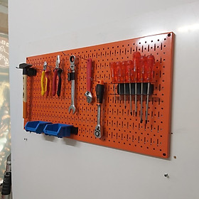 Tấm vách lưới pegboard màu cam kèm phụ kiện treo tường