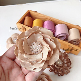 Hoa Cài Áo đẹp Handmade Ruy Băng Gấm Màu Nâu Kem