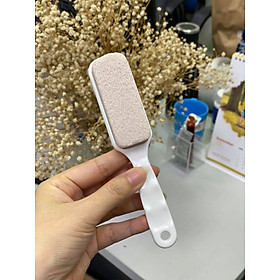 Bàn chải chà gót chân bằng đá san hô giúp loại bỏ các vết chai sần, xơ cứng phần gót chân