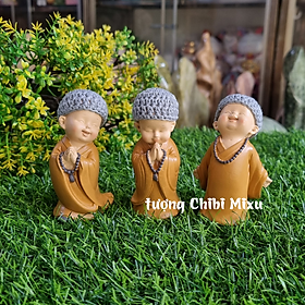 Mua Tượng chú tiểu áo nâu đội nón len - mẫu đứng đeo chuỗi an nhiên tự tại