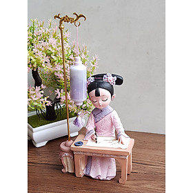 Tượng cổ trang cô gái đang vẽ tranh dưới ánh đèn