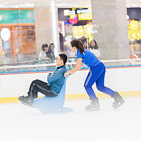 Vé vào cửa + Gói thuê giày trượt (bao gồm giày trượt, 1 đôi vớ) Sân băng Vincom Ice Rink Landmark 81 - Áp dụng thứ 7, chủ nhật