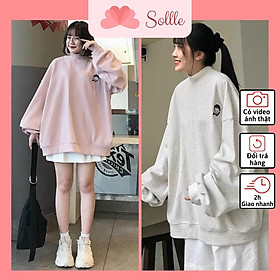 Áo nỉ sweater cổ lọ thun gân form rộng ulzzang thêu hình cô gái oversize Hàn Quốc Sollle