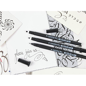 SAKURA - BÚT THƯ PHÁP PIGMA, MÀU ĐEN 2.0mm