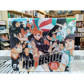 Premium Boxset Haikyu!! – Tập: 1 – 15 (Bộ 15 Cuốn) – Tặng Kèm Bìa Áo Hiệu Ứng UV + Bìa Áo Hiệu Ứng Metalize